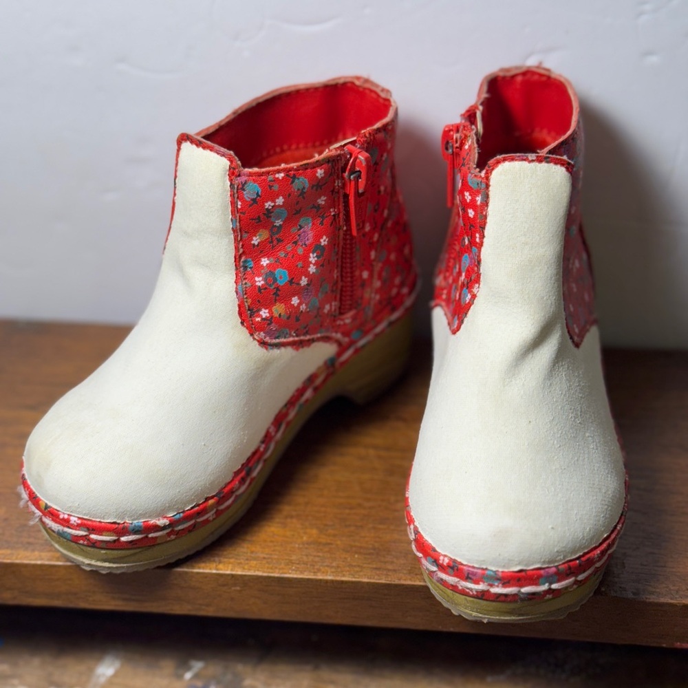 Oshkosh Genuine Kids Target Red and white Boots flowers girls size 8 - Picture 2 of 11